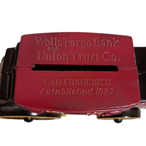 VINATGE SAN FRANCISCO WELLS FARGO STAGE COACH METAL COIN BANK WITH KEY - Picture 2 of 3